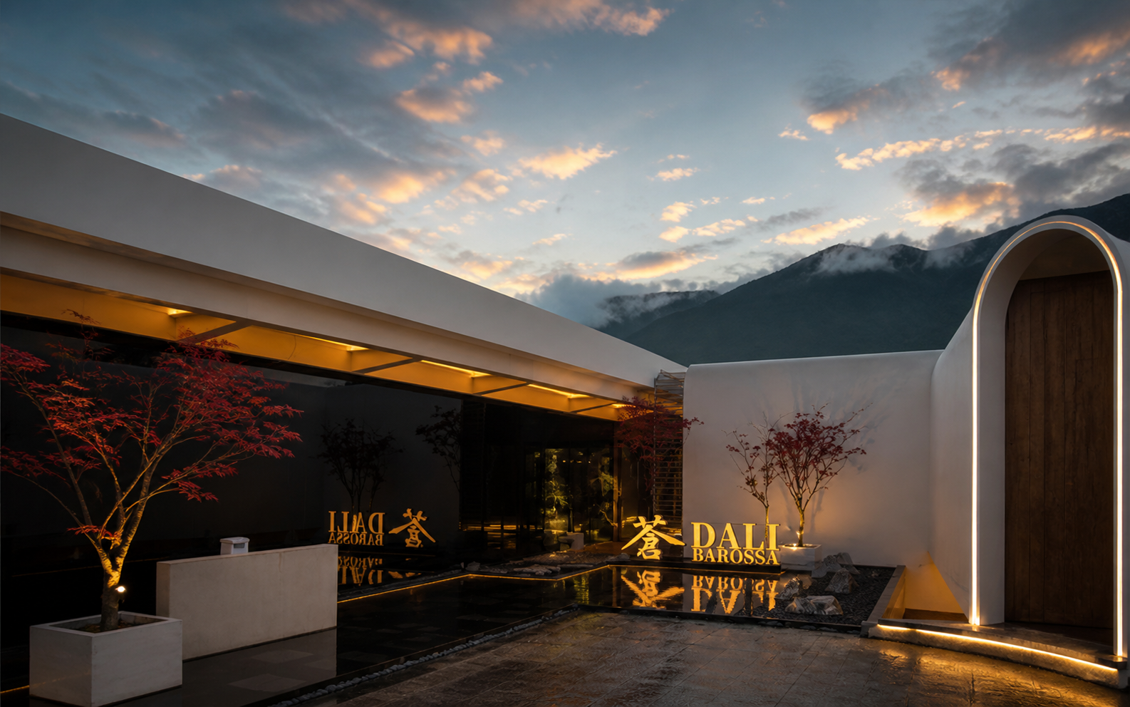 苍·BAROSSA DALI入口建筑与苍山暮色