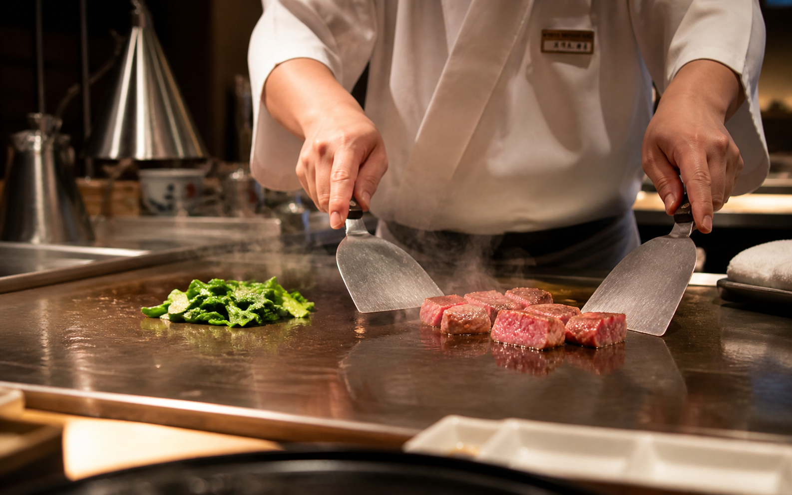 主厨在平整铁板上烹制牛肉